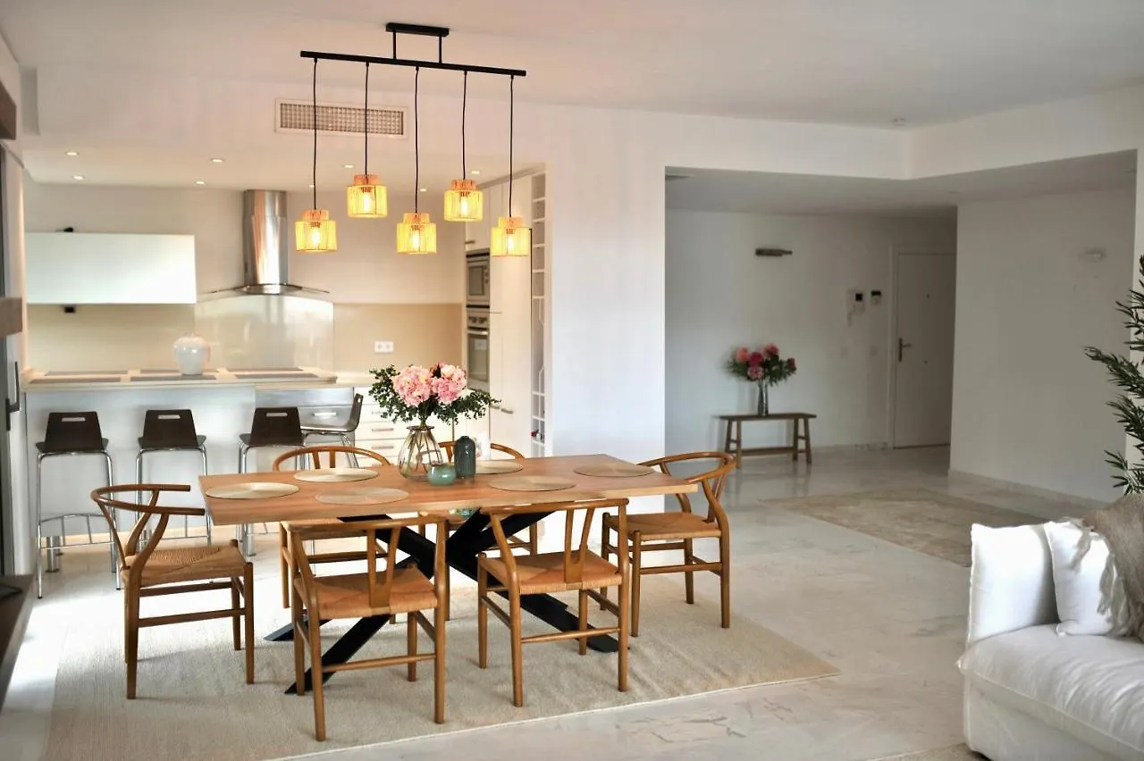 Bright Apartment In The Hills Of Elviria Málaga