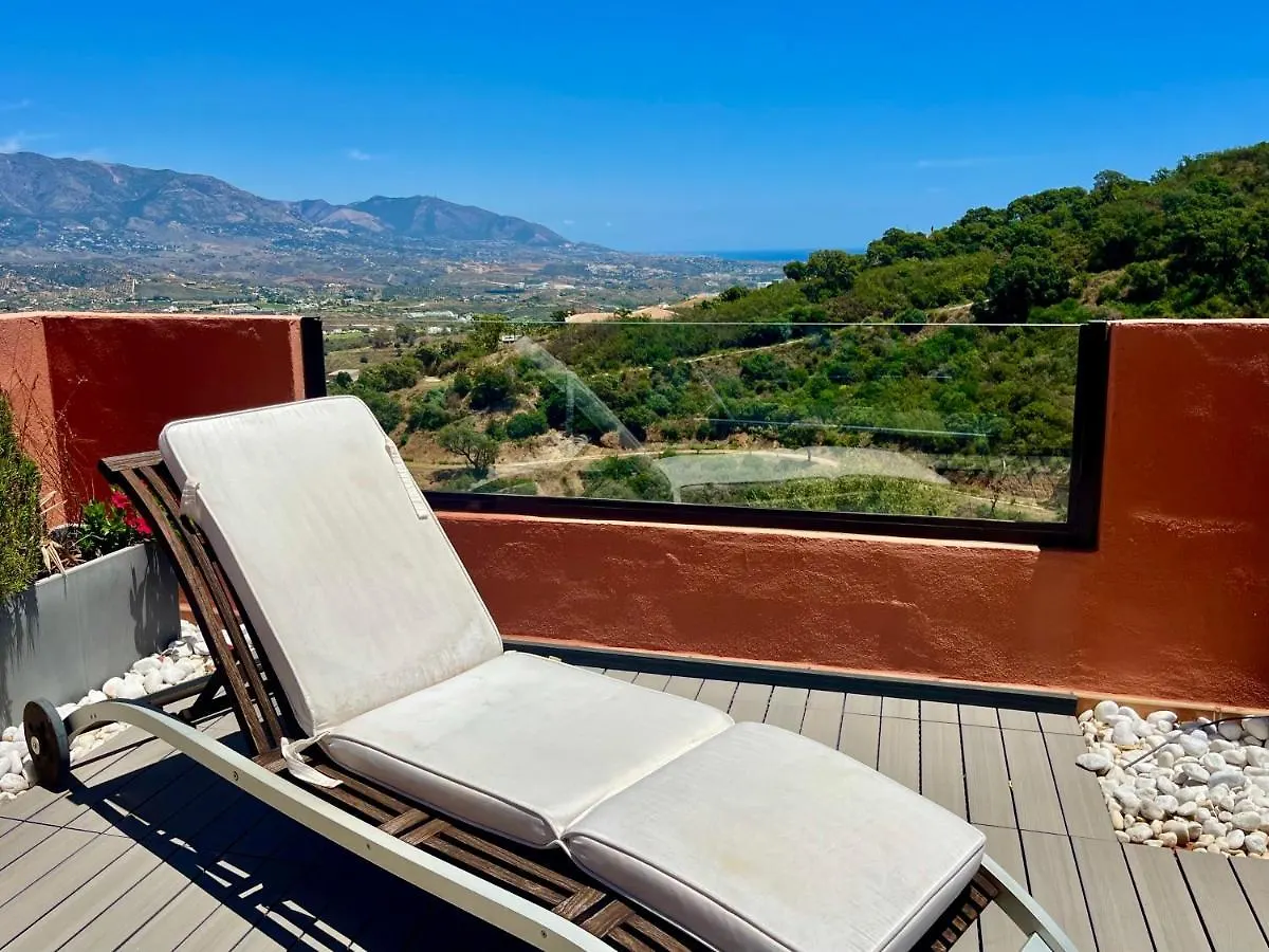 Bright Apartment In The Hills Of Elviria Malaga