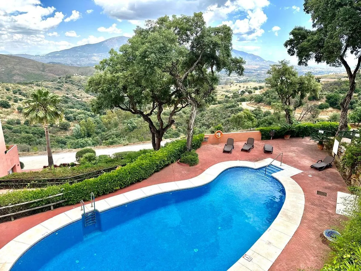 Bright Apartment In The Hills Of Elviria Malaga