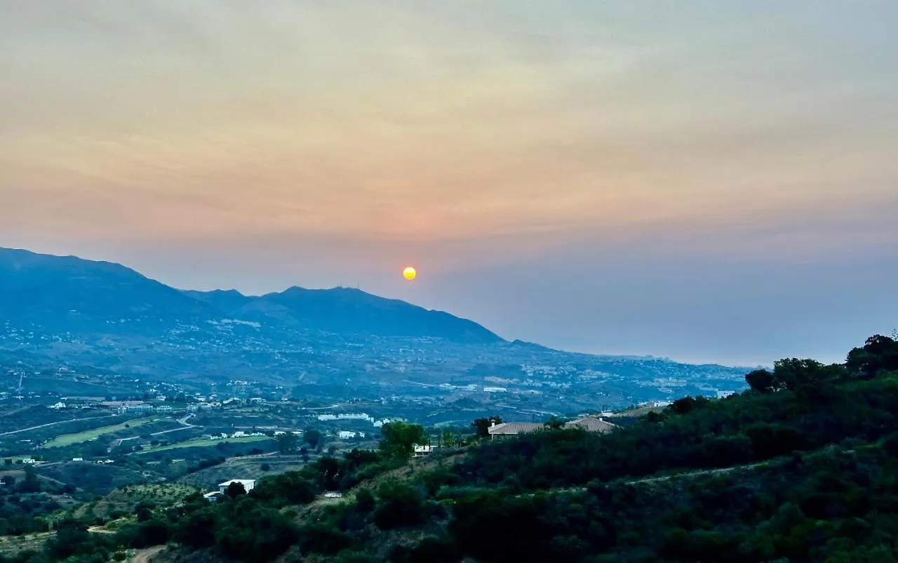 Bright Apartment In The Hills Of Elviria Malaga